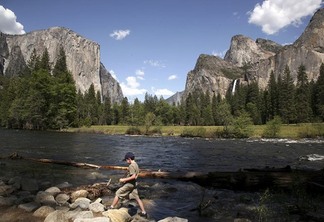 A youngster walks along the banks of the Merced River, in view of El Capitan (L), and Bridalveil Fall (R) in Yosemite National Park, California May 17, 2009. Elevated river and waterfall levels mark the spring snowmelt runoff in the Sierra Nevada, constituting a large component of California’s water supply . REUTERS/Robert Galbraith (UNITED STATES […]