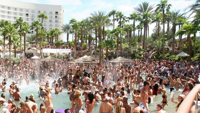 Festa na piscina do hotel Caesars Palace em Las Vegas