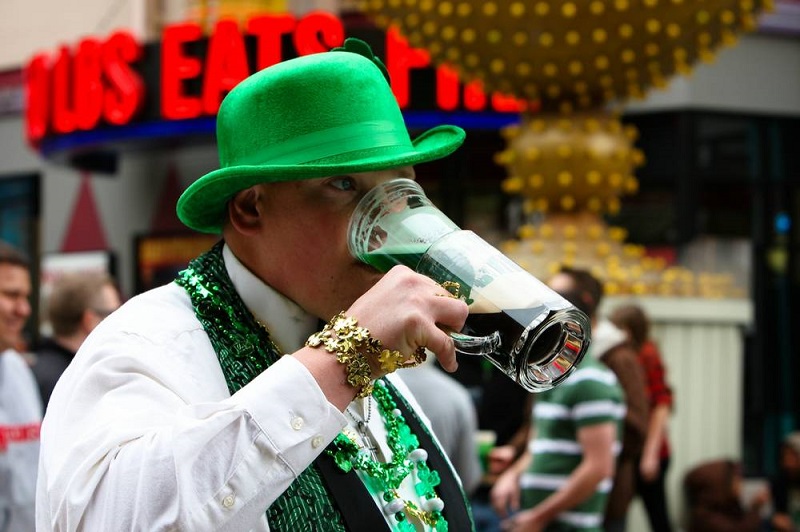 Homem bebendo a cerveja verde no St. Patrick's Day em Las Vegas