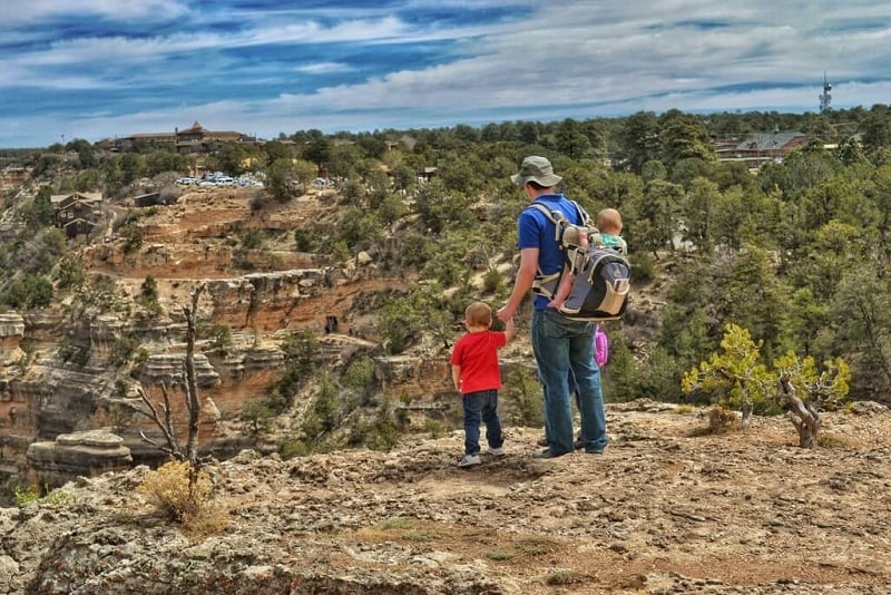 Família com crianças no Grand Canyon