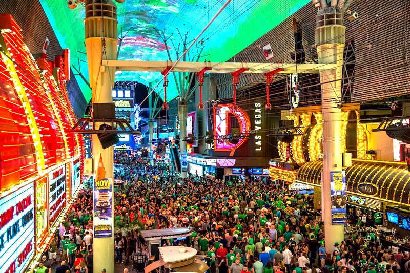 Fremont lotado no St. Patrick's Day em Las Vegas