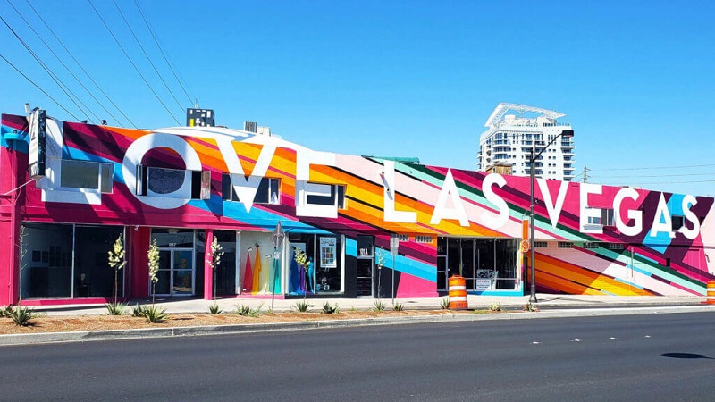 Mural colorido no Distrito Arts District em Las Vegas