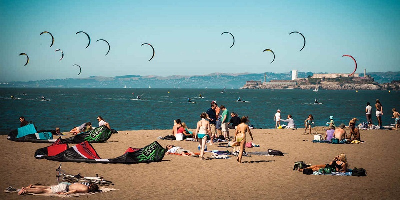 Pessoas na praia Crissy Field Beach em San Francisco