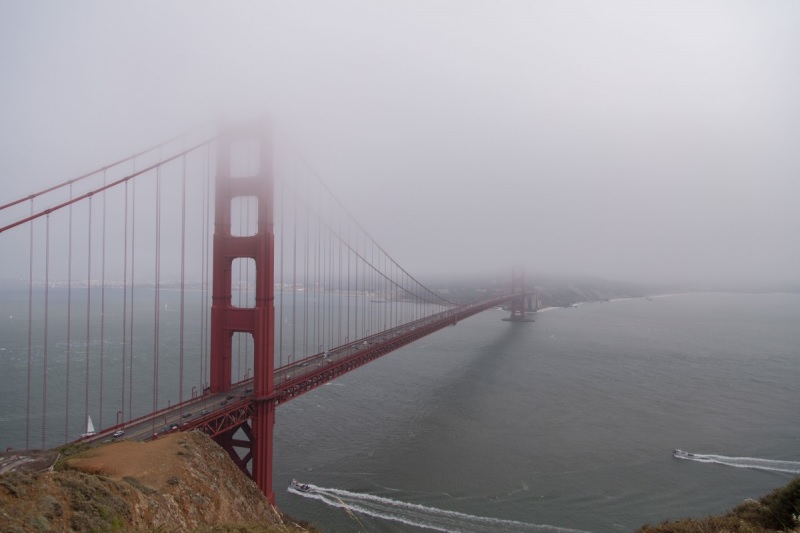Ponte Golden Gate Bridge coberta por névoa em San Francisco