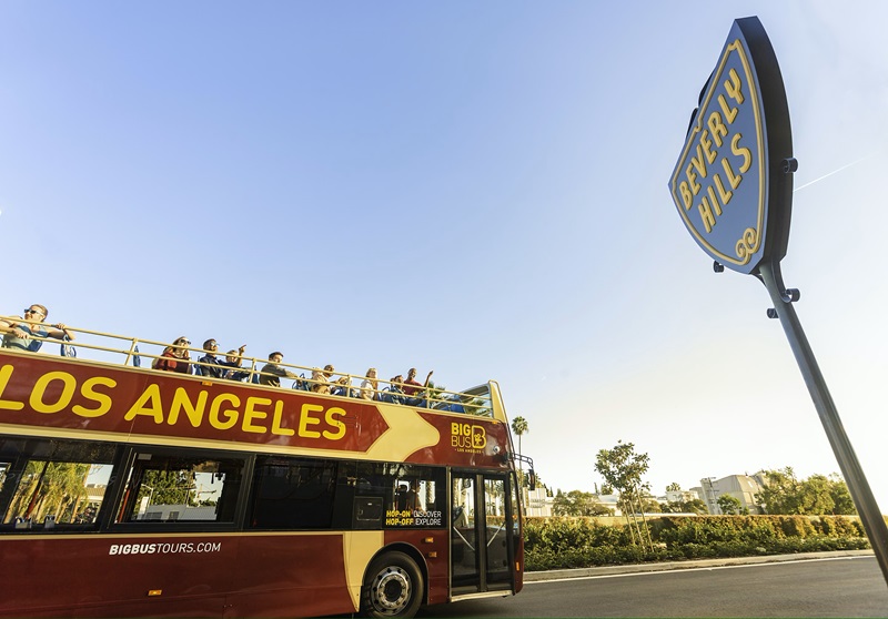 Ônibus turístico de Los Angeles passando por Beverly Hills