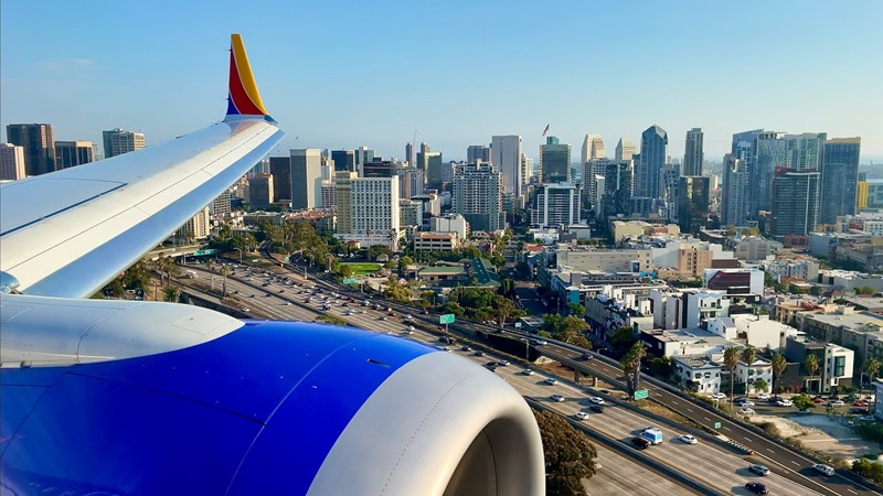 Avião voando sobre San Diego