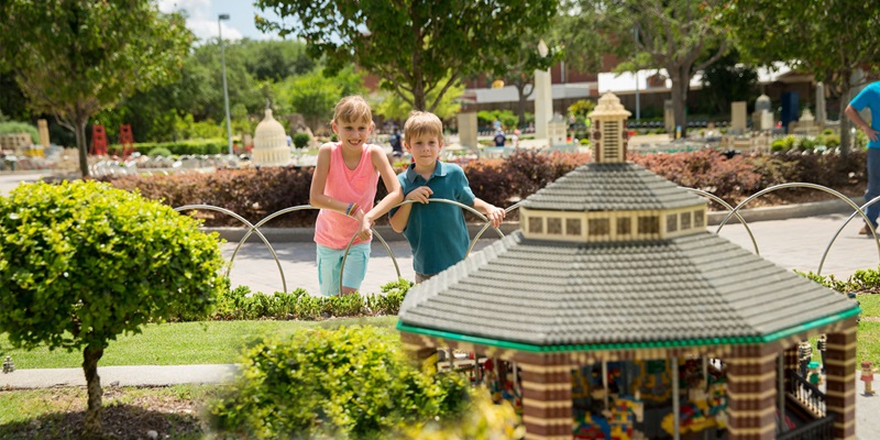 Crianças observando o Miniland USA no parque Legoland 