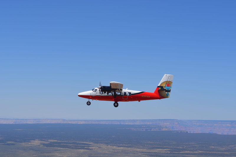 Monomotor voando para o Grand Canyon